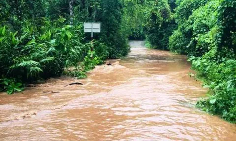 Quảng Bình mưa lớn chia cắt nhiều nơi, một Trung tá biên phòng tử nạn